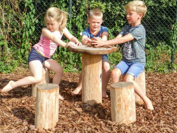 table ronde et tabouret en robinier 1-8 ans